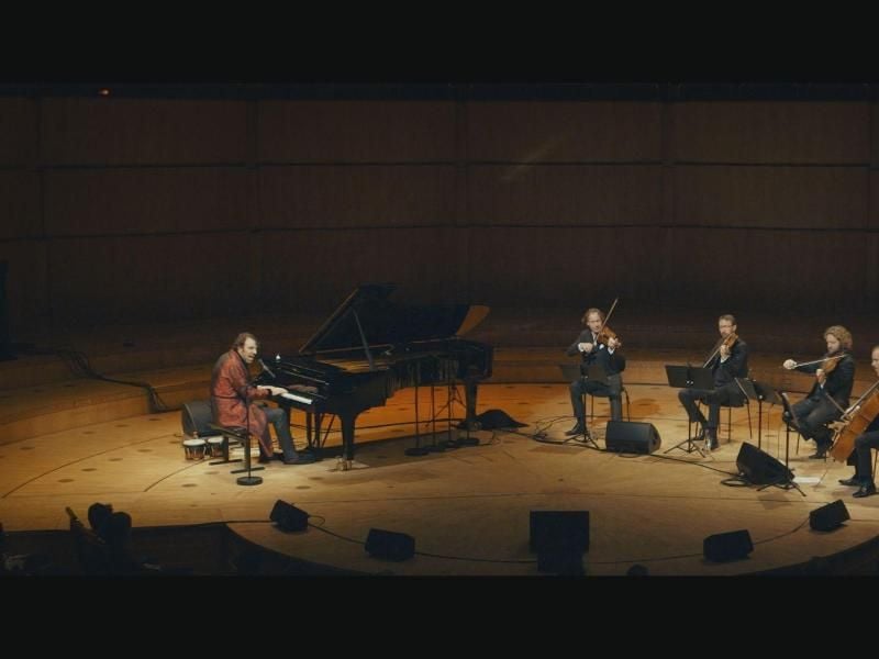 Chilly Gonzales: Sein Markenzeichen ist sein Bademantel. Foto: RapidEye Movies