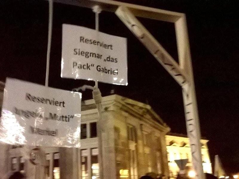 Teilnehmer der Pegida Demonstration halten einen gebastelten Galgen hoch. Foto: Nadine Lindner/Archiv