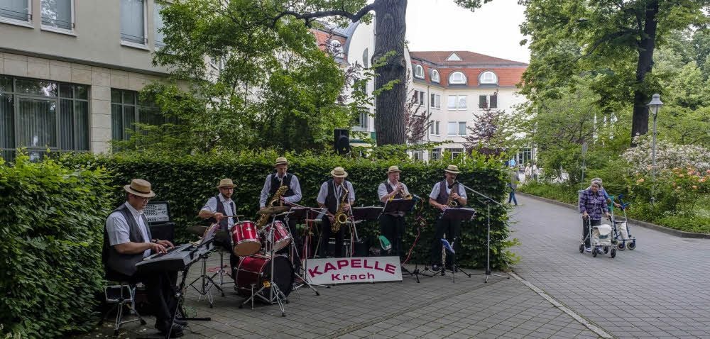 Die Kapelle Krach gehört zu Bad Schmiedeberg wie die Kur. Zum Tag der offenen Tür des Eisenmoorbads sorgte sie für Stimmung.