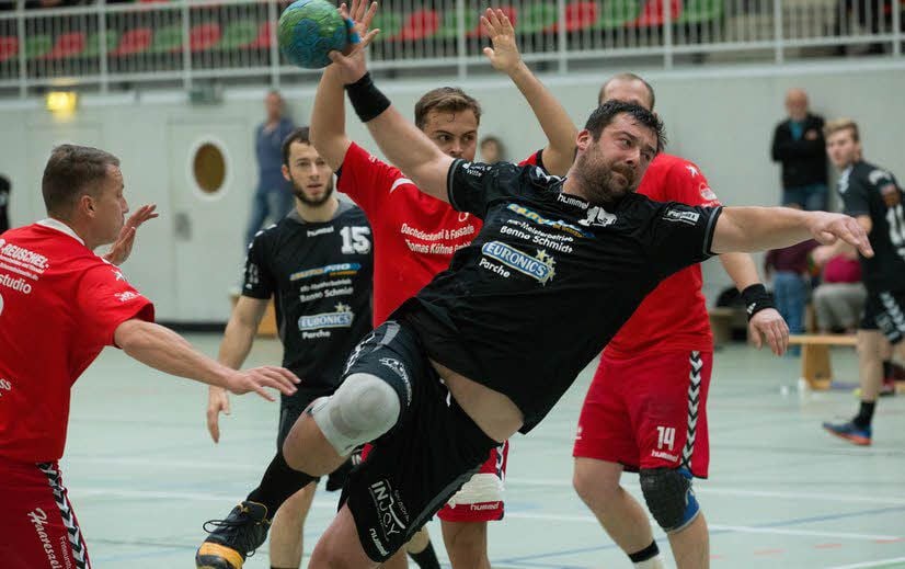 Guido Apfelbaum (am Ball) setzte sich mit den Jessener Verbandsliga-Handballern gegen Rot-Weiß Staßfurt II deutlich 31:21 durch.