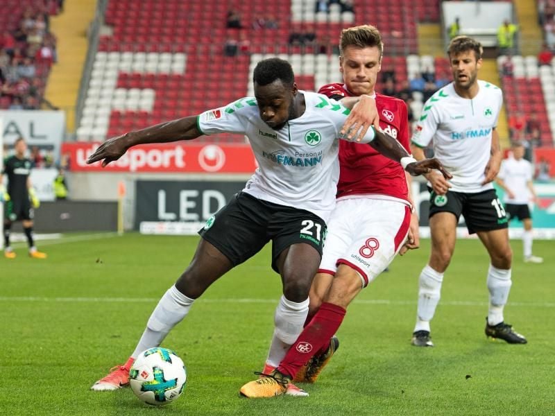 Der Fürther Khaled Narey (l) im Zweikampf mit Gino Fechner vom FC Kaiserslautern. Foto: Thorsten Wagner