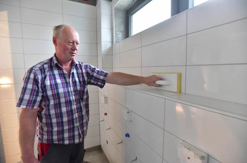 Matthias Büttner von der Weißenfelser Firma Fliesen Kittel arbeitet im Sanitärbereich der neuen Feuerwache.