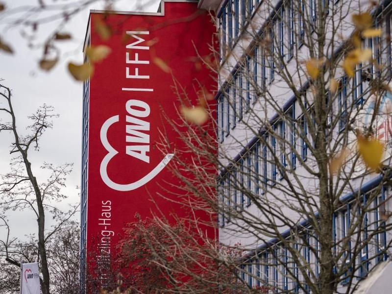 Das Logo der Frankfurter Arbeiterwohlfahrt (Awo) ist an einem Gebäude im Ostend der Stadt zu sehen. Foto: Frank Rumpenhorst/dpa