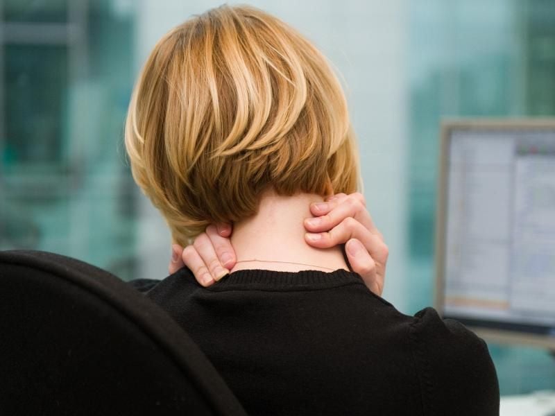 Nackenschmerzen müssen nicht sein. Wer am Schreibtisch die richtige Sitzhaltung einnimmt, bekommt nicht so schnell diese Beschwerden. Foto: Sophie Mono