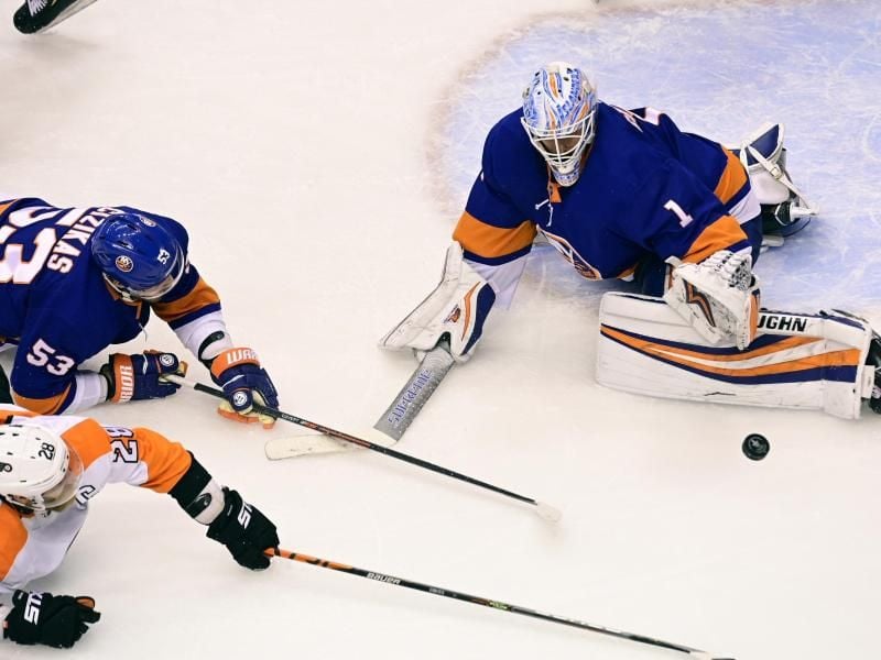 Islanders-Goalie Thomas Greiss (r) parierte 36 Schüsse. Foto: Frank Gunn/The Canadian Press/AP/dpa