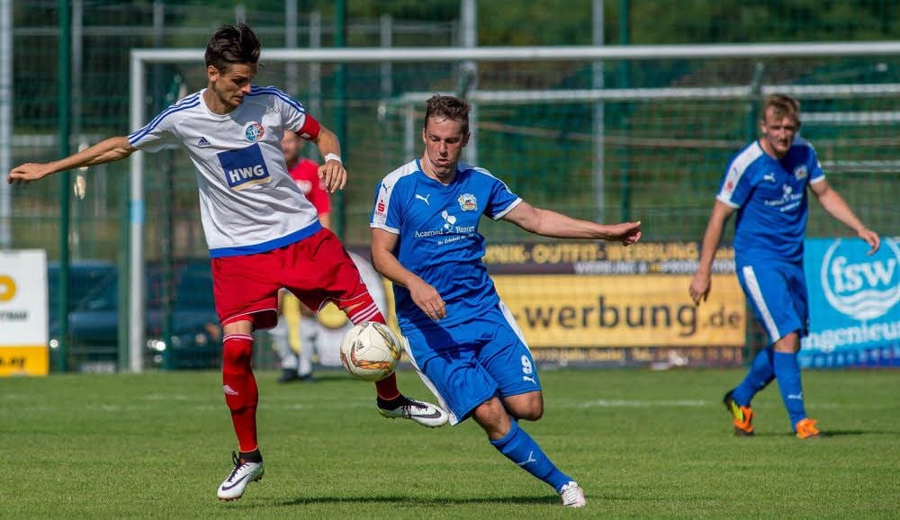 Max Worbs traf (rechts), hier gegen VfL-Kapitän Matthias von der Weth, traf in Halle zur Führung für Askania Bernburg.