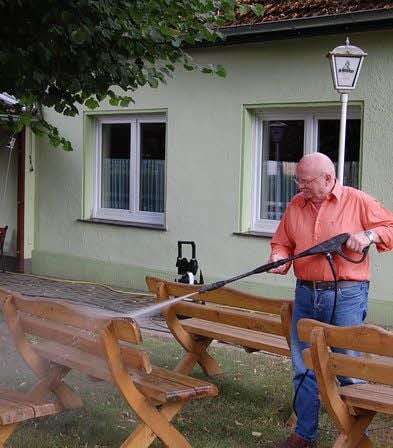 Aufräum- und Reinigungsarbeiten bei den Wirtsleuten Ringlau in Pülzig: Im Außenbereich gibt es noch einiges zu tun.