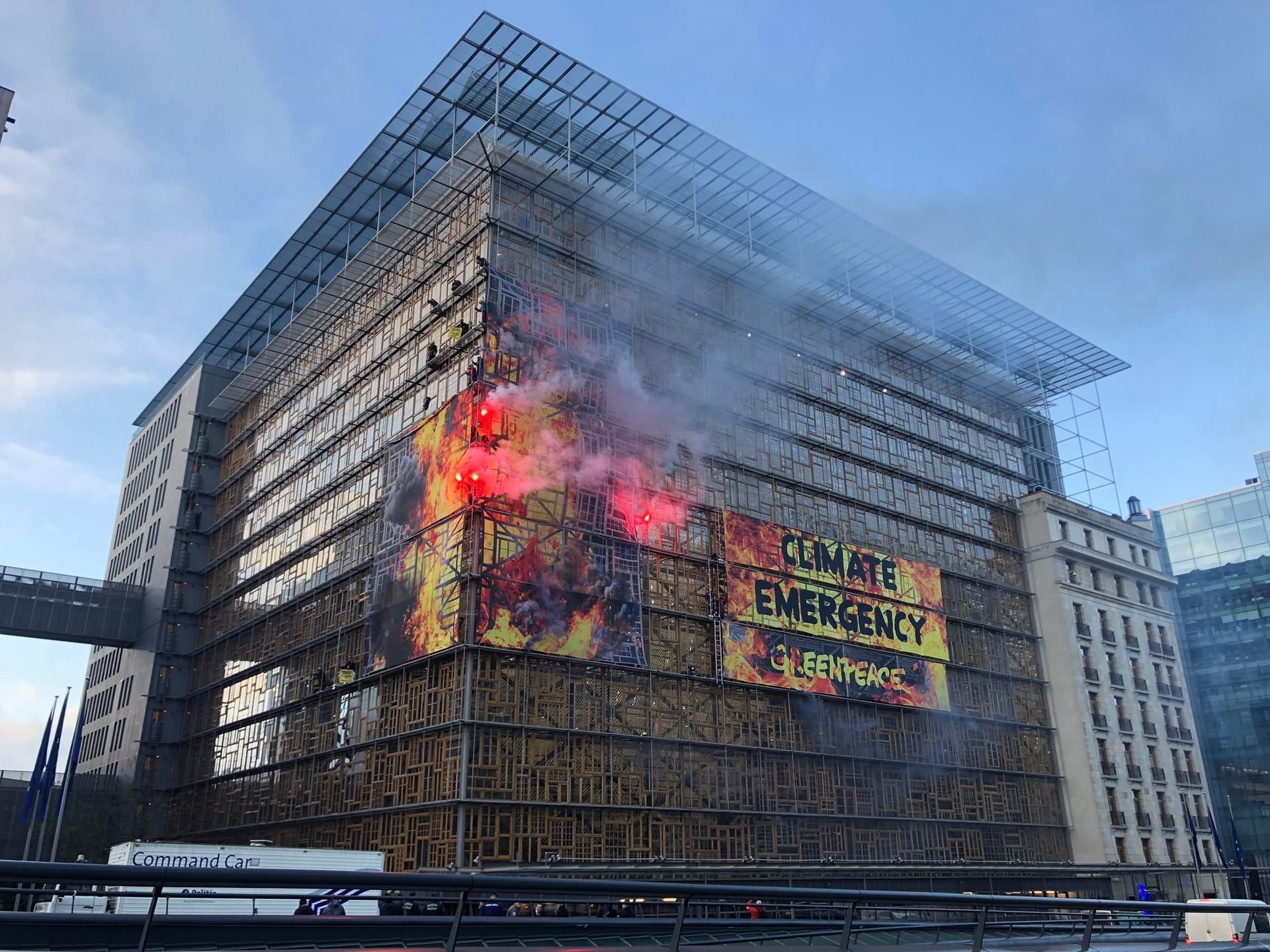 Bengalische Feuer brennen zwischen dem Banner am Europagebäude.
