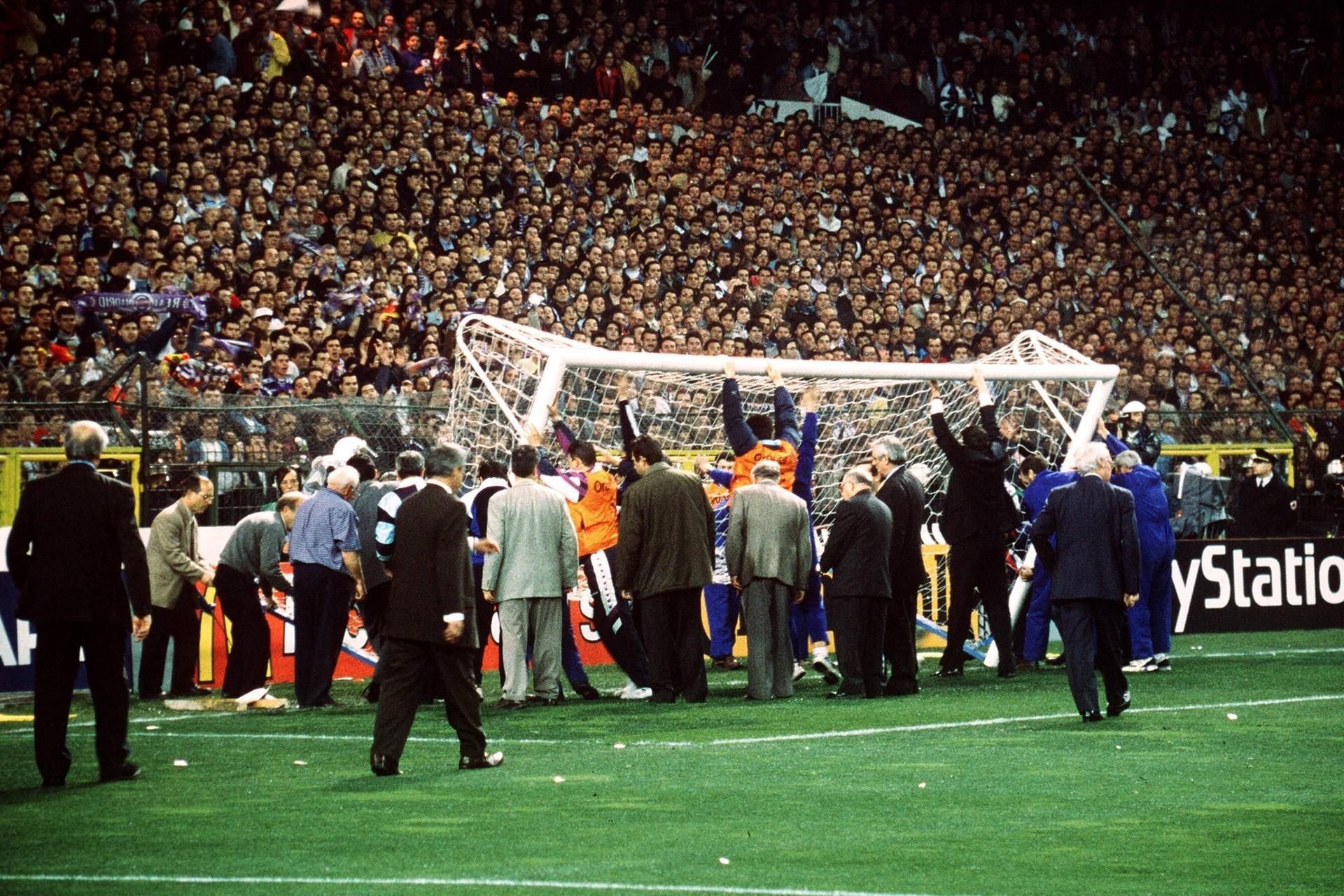 Bernabeu-Stadion, 1. April 1998: Ein Ersatztor muß aufgestellt werden, nachdem Fans von Real Madrid das erste Tor umgerissen haben.