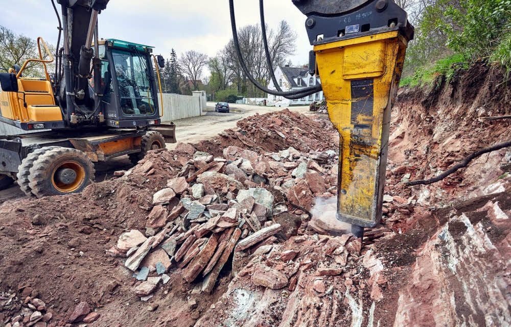 An der Landesstraße 65 zwischen Bernburg und Aderstedt laufen die Ausbauarbeiten bereits seit Jahresbeginn. Derzeit wird die Fahrbahn an der Kurve zur Wipper-Brücke verbreitert und Erdreich entfernt.