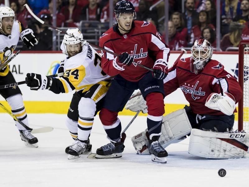 Pittsburgh Penguins Tom Kuhnhackl (2.v.l) versucht sich gegen zwei Capitals-Spieler zu behaupten. Foto: Scott Taetsch