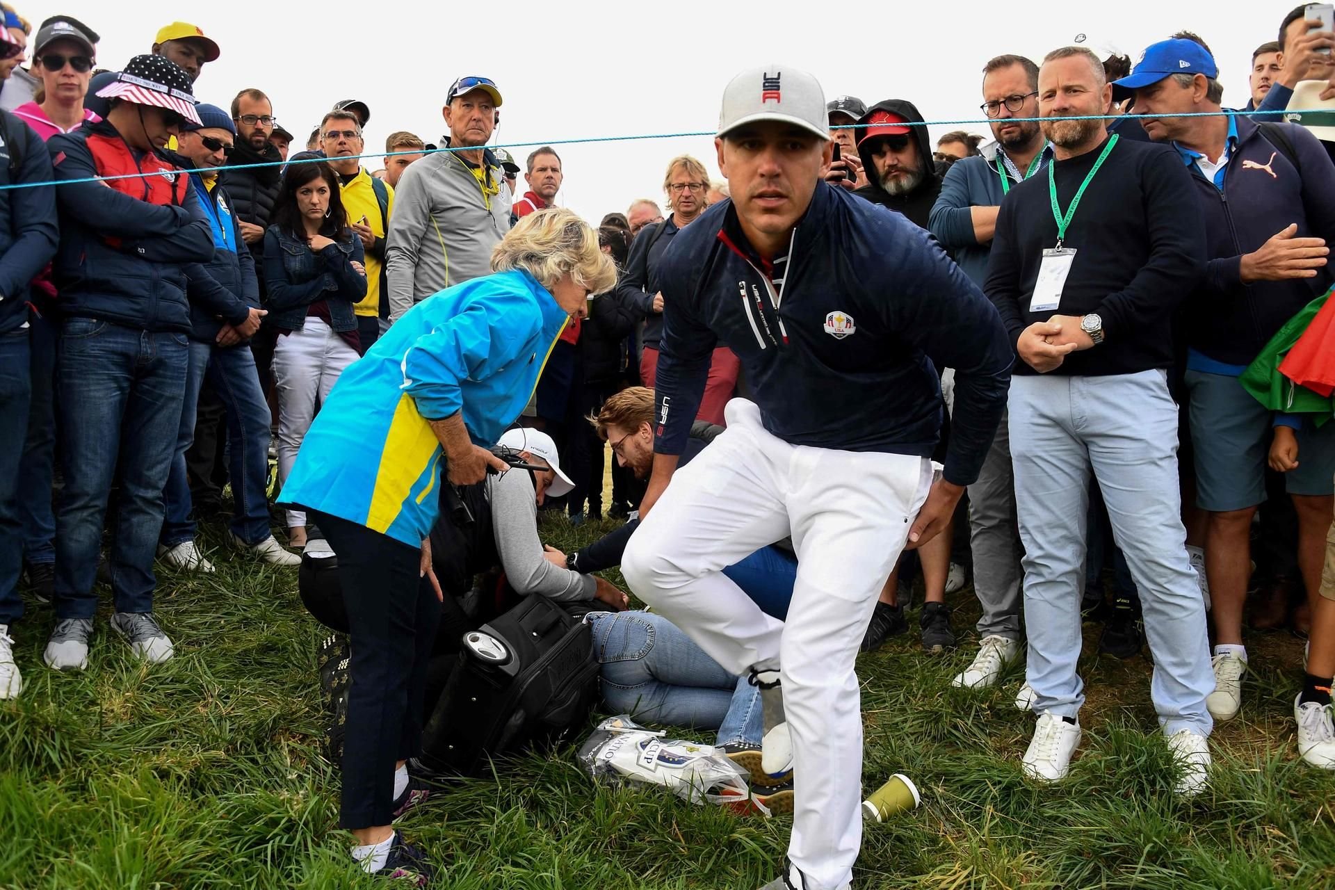 Brooks Koepka (v.) traf die 49-jährige Corine Remande bei einem Abschlag.