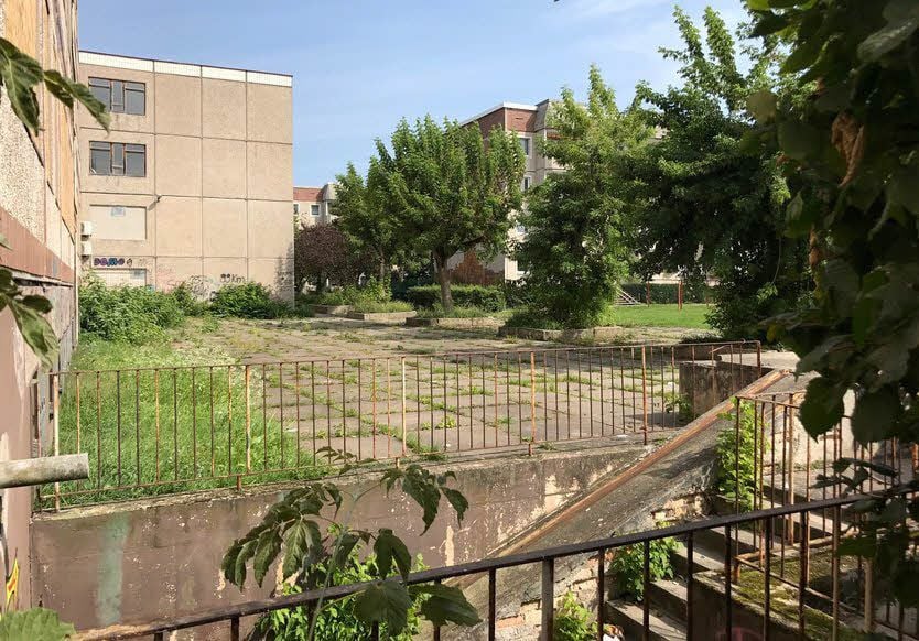 Hinter der ehemaligen Schule soll sich die Tat ereignet haben.