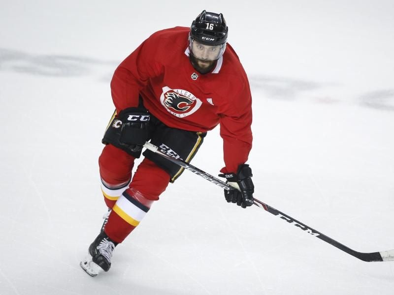 Konnte trotz eines Treffers die Calgary Flames nicht vor eine Niederlage bewahren: Tobias Rieder. Foto: Jeff Mcintosh/The Canadian Press/AP/dpa