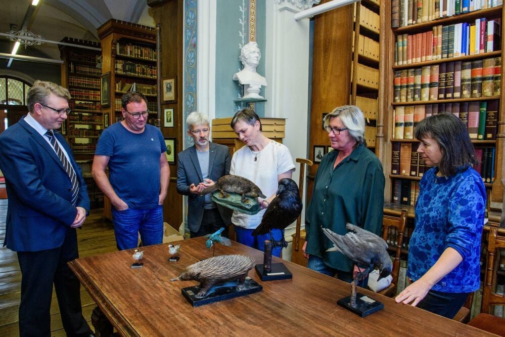 Karin Reglich (3.v.r.) und Matthias Haase (3.v.l.) freuen sich mit Schulleiter Thomas Schödel (l.), Restaurator Christoph Alexander Dose, Lehrerin Simone Barth und Bibliothekarin Petra Mücke (r.) über den Start der Aktion.
