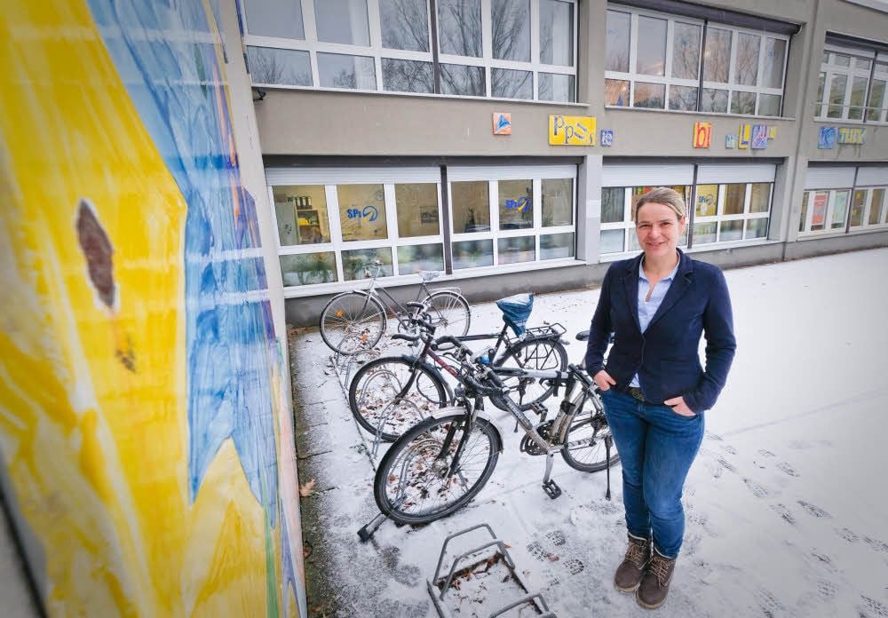 Geschäftsführerin Jana Paulsen steht an der Stelle, wo das Mehrgenerationenhaus in Neustadt einen Anbau bekommen soll.