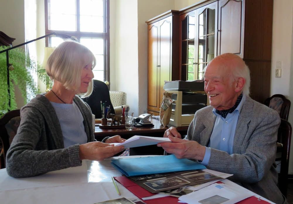 Gerhard Stoye aus Wiesbaden übergab jetzt die etwa 50 Seiten umfassenden Lebenserinnerungen seiner Mutter, der einst stadtbekannten Zeitzer Ärztin Dr. med. Elisabeth Stoye, an Stadtarchivleiterin Sibylle Pentzek.