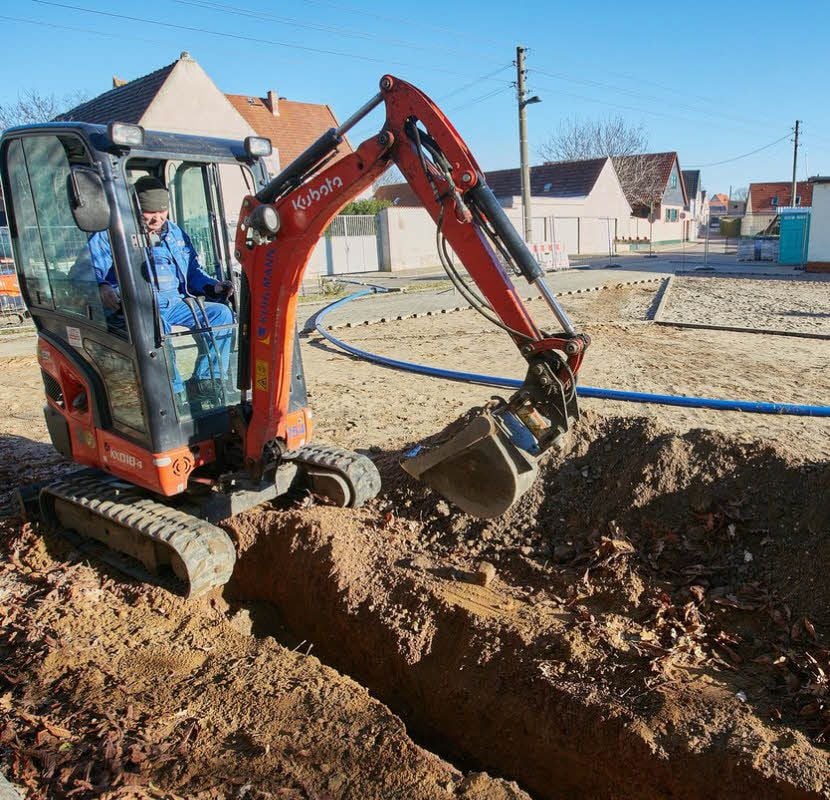 Mitarbeiter des Wasserzweckverbands „Saale-Fuhne-Ziehte“ haben am Montag damit begonnen, die Wasserleitungen in Ilberstedt zu verlegen.