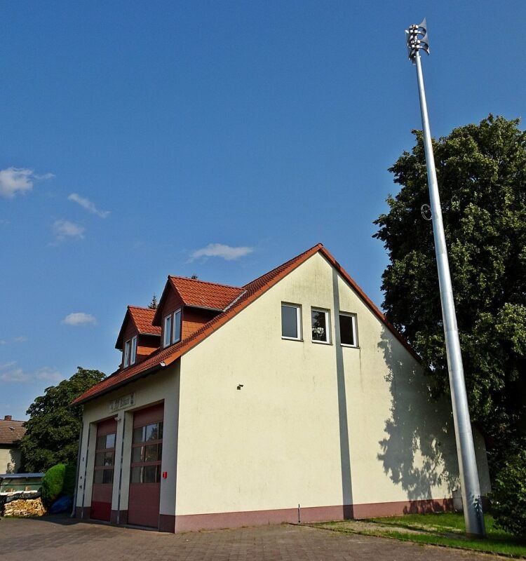 Die Sirene in Kakau steht jetzt neben der Feuerwehr.