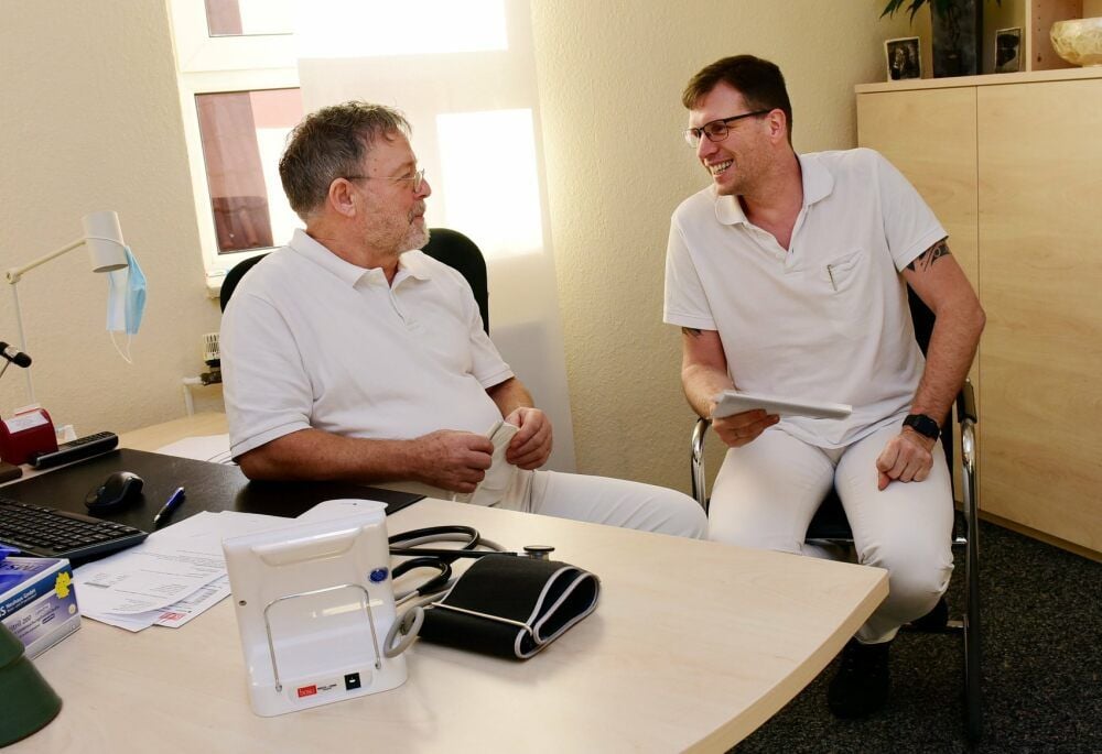 Allgemeinmediziner Alexander Anders (re.) hat den Posten von Diplom-Mediziner Hartmut Handke in Hettstedt übernommen.
