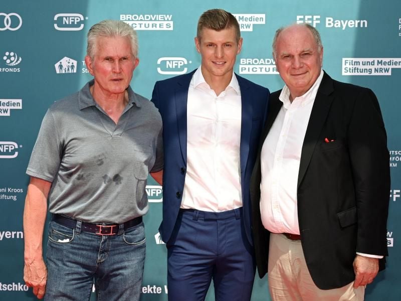 Jupp Heynckes (l) und Uli Hoeneß (r) auf der Premiere der Dokumentation „KROOS”. Foto: Henning Kaiser