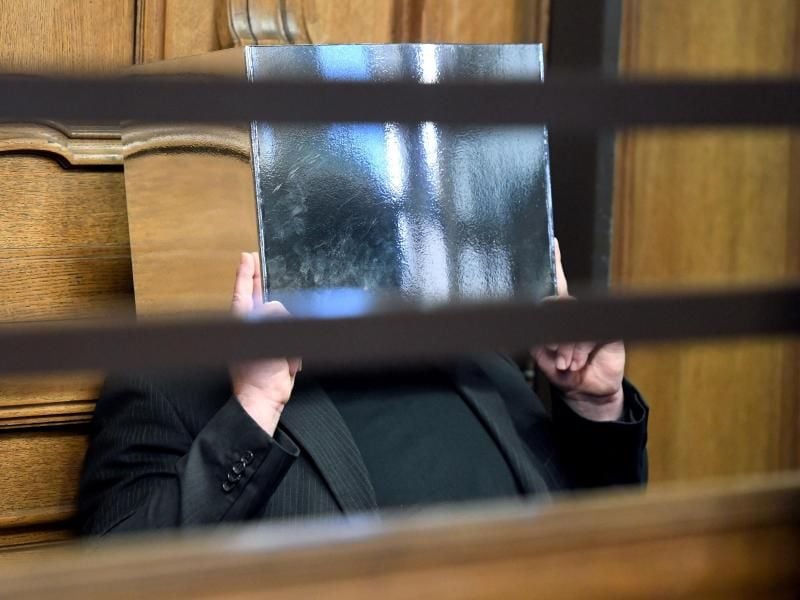 Der Angeklagte sitzt im Gerichtssaal im Kriminalgericht Moabit. Foto: Maurizio Gambarini