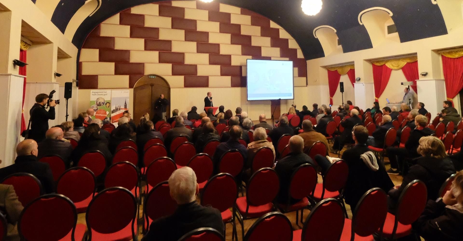 Flughafen-Chef Johannes Jähn stellt in Büschdorf im Restaurant „Zum Modler“ die Situation am Flughafen und die Erweiterungspläne vor.