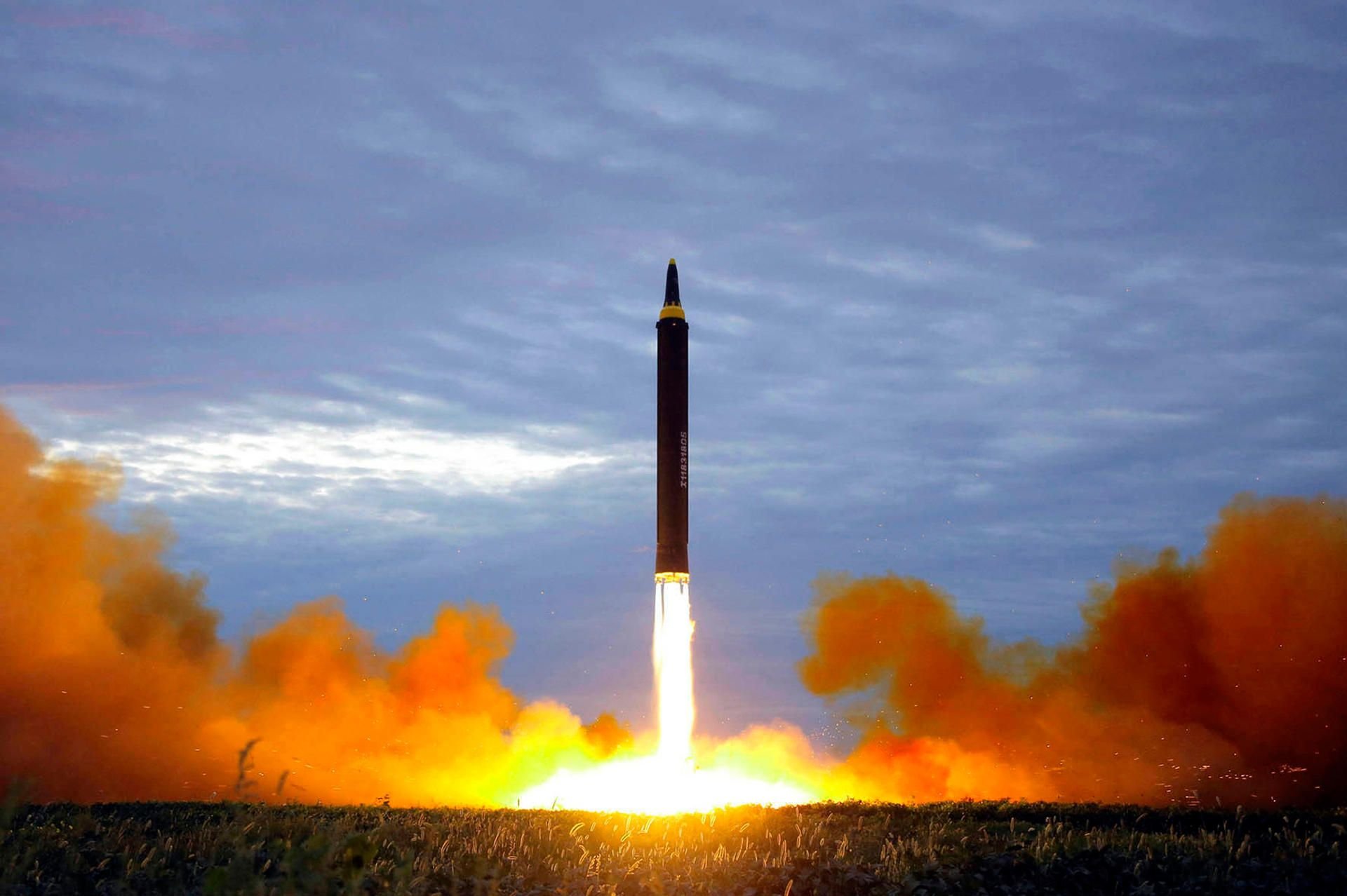 Die von der Regierung Nordkoreas verbreitete Aufnahme soll den Start einer ballistischen Mittelstreckenrakete des Typs „Hwasong-12“ bei Tests in Pjöngjang zeigen.
