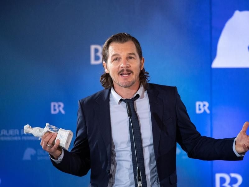 Felix Klare mit seinem Bayerischen Fernsehpreis, den er als bester Darsteller für das ARD-Drama „Weil Du mir gehörst” bekam. Foto: Matthias Balk/dpa