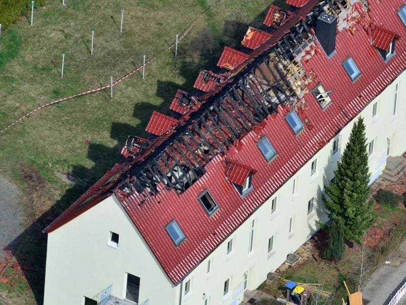Blick auf das Haus mit dem ausgebrannten Dachstuhl in Tröglitz. Foto: Hendrik Schmidt/Archiv