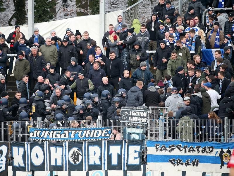 Einige Anhänger des MSV Duisburg sorgen beim Gastspiel in Darmstadt für einen Polizeieinsatz. Foto: Hasan Bratic
