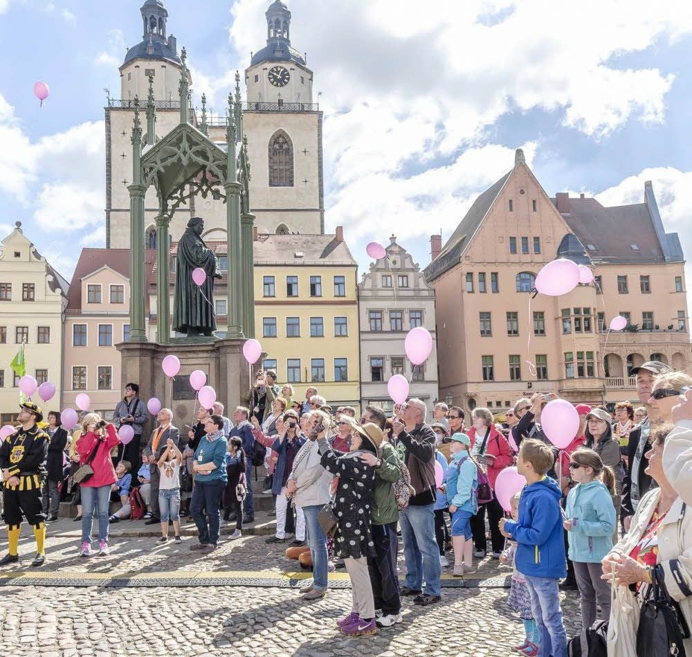 Rosafarbene Luftballons stiegen als Zeichen der Verbundenheit mit den Opfern des Terrors in Manchester vom Wittenberger Markt in den Himmel.