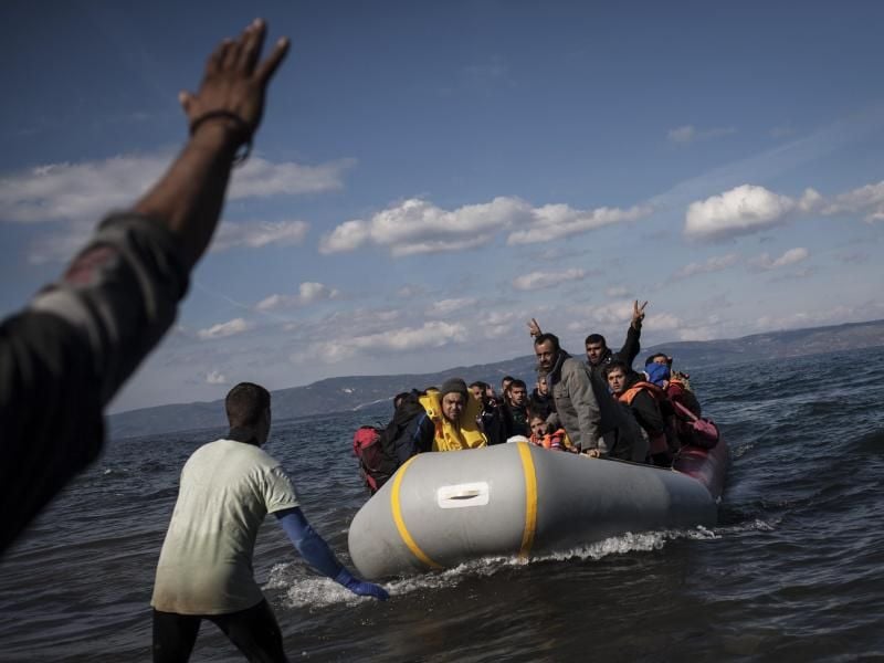 Ein Schlauchboot mit Flüchtlingen erreicht im Herbst 2015 die Küste einer griechischen Insel. Foto: Socrates Baltagiannis