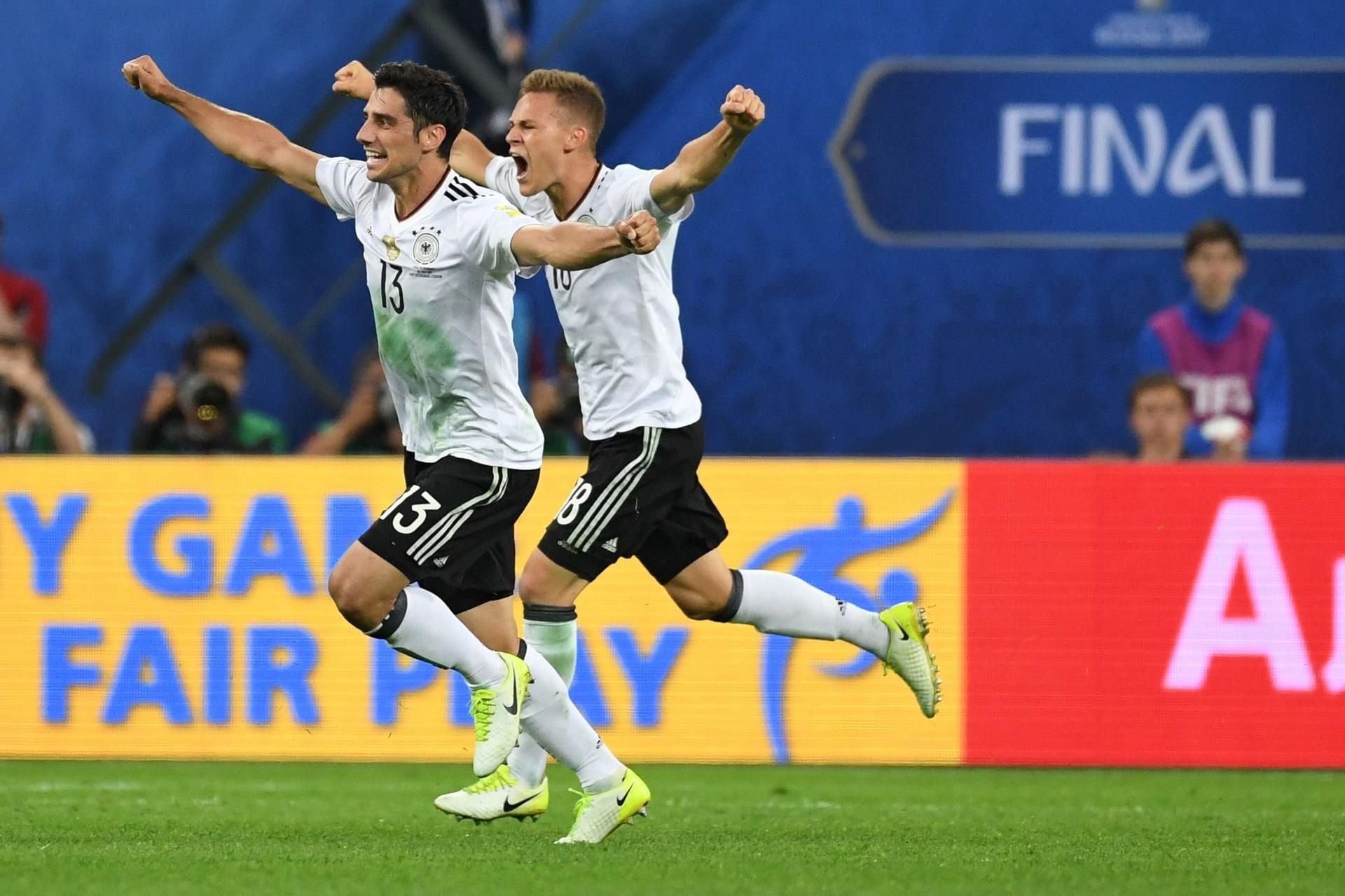 Lars Stindl und Joshua Kimmich jubeln über den Titelgewinn beim Confed Cup 2017 in Russland.