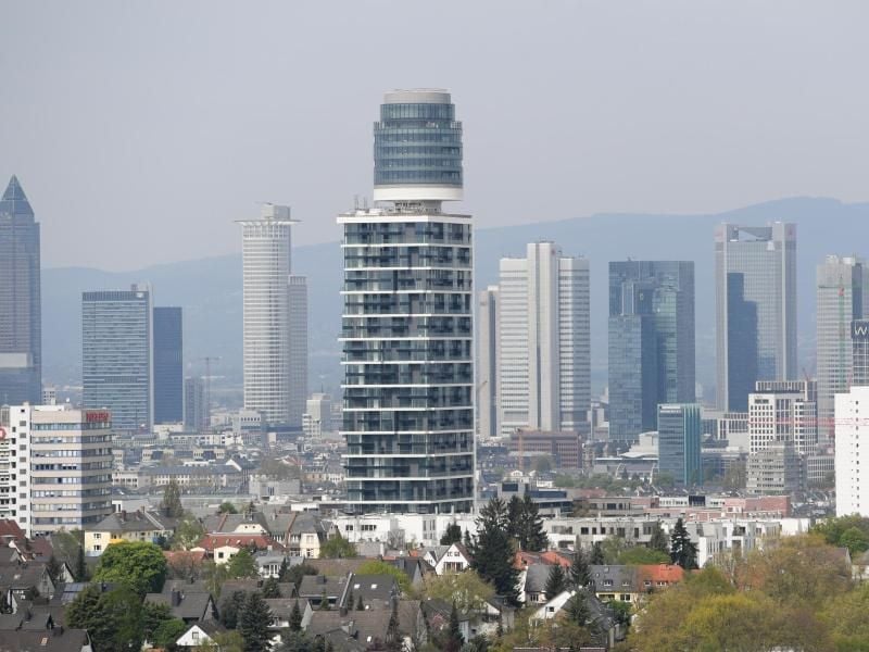 Der Neubau des Henninger Turms ragt in Frankfurt am Main in die Höhe. Foto: Arne Dedert/Archiv