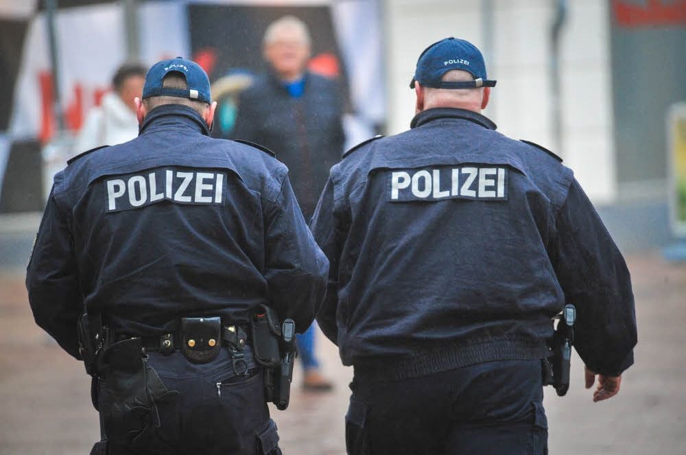 Zwei Regionalbereichsbeamte unterwegs in Köthen: 2017 gab es im Bereich des Reviers Anhalt-Bitterfeld weniger Straftaten.
