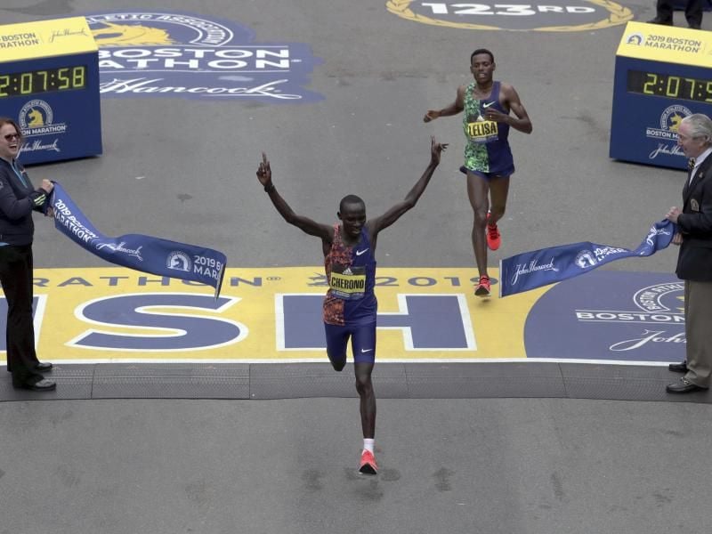 Der Kenianer Lawrence Cherono siegt beim Boston Marathon vor Lelisa Desisa aus Äthiopien. Foto: Charles Krupa/AP/dpa