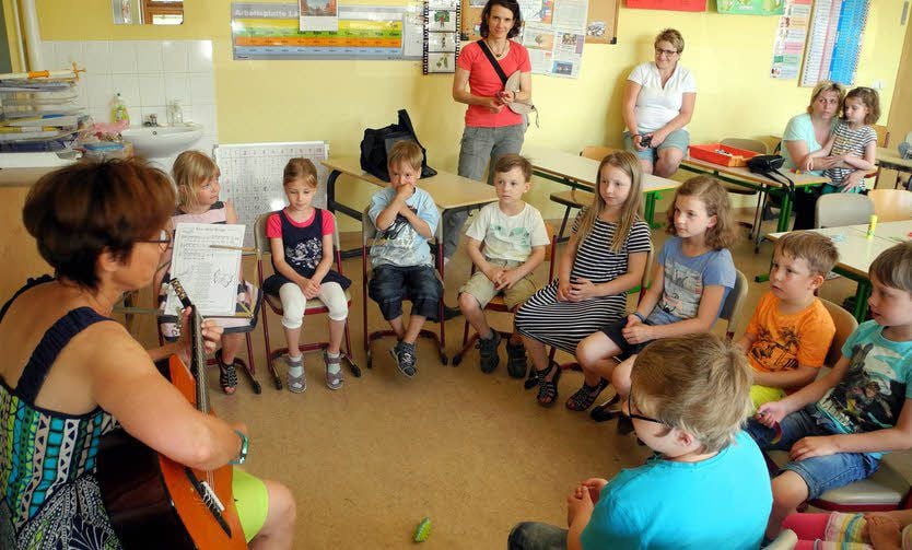 Schnupperunterricht in Musik: Gemeinsam mit Marion Kneist singen die künftigen Abc-Schützen das Lied von der kleinen Raupe Nimmersatt.