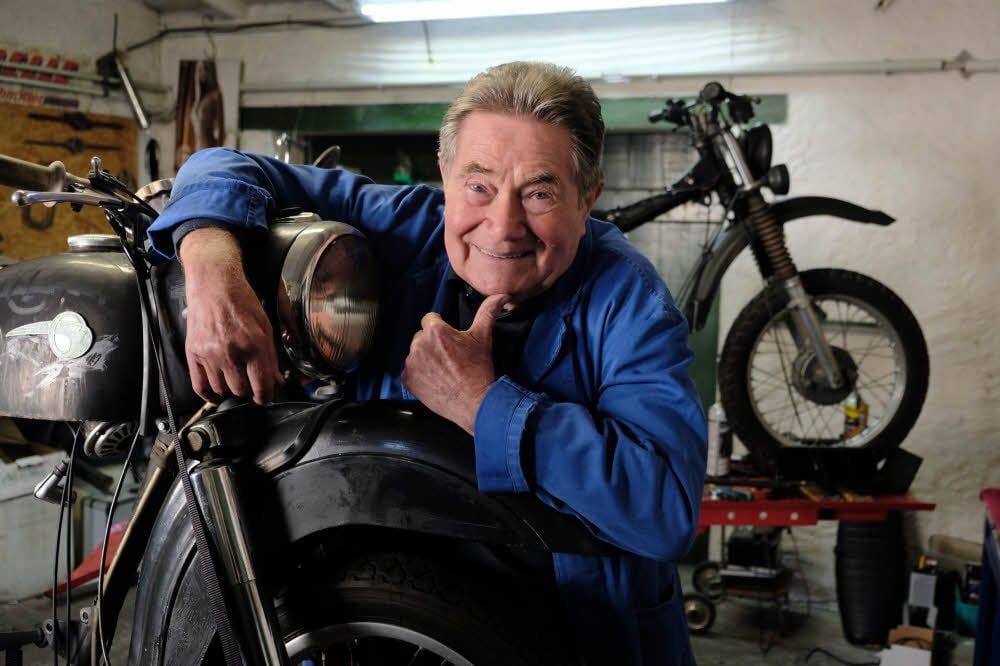 Erich Möbert in der Werkstatt an einer MZ 250.