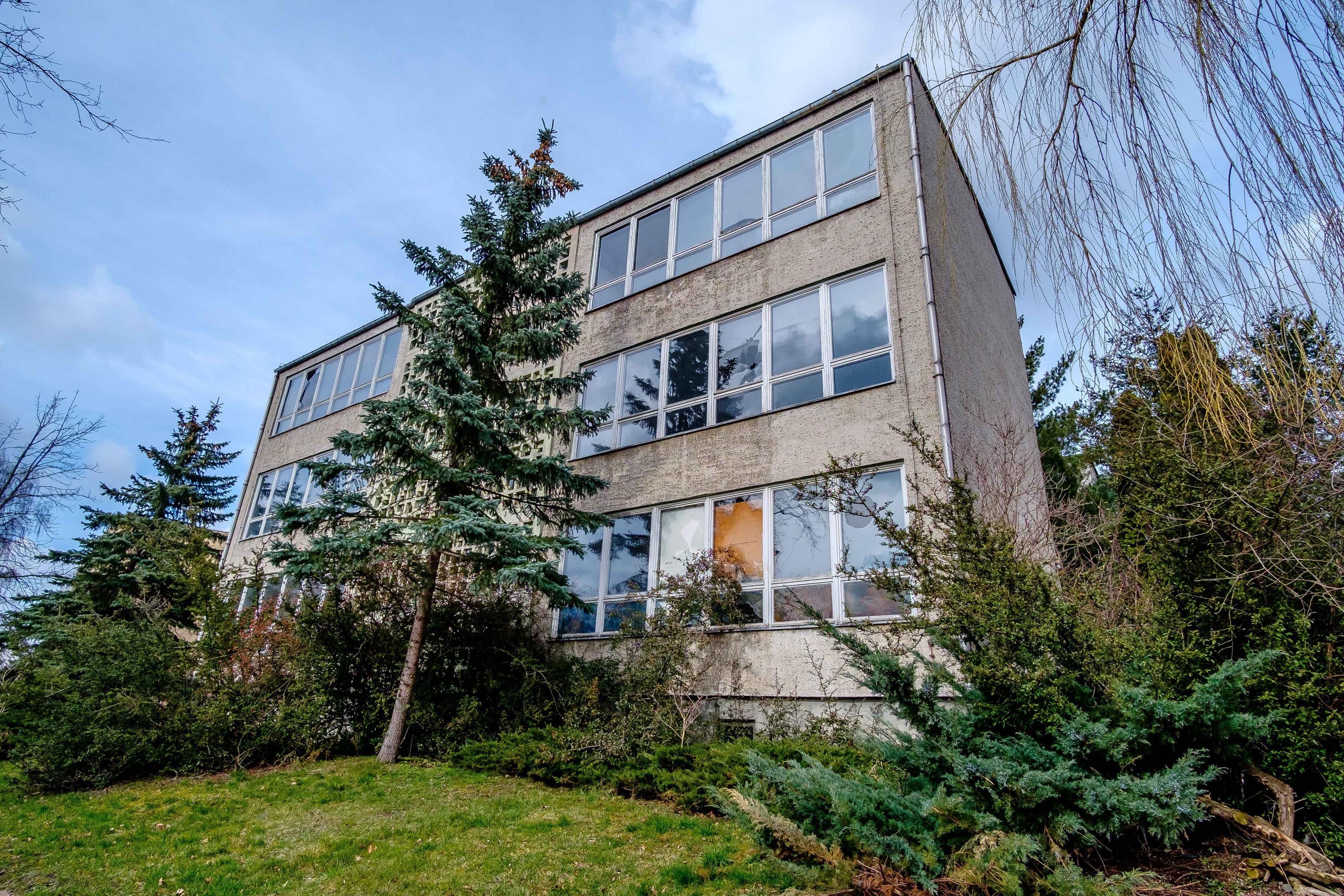 Wann der Abrissbagger in Vockerode zur einstigen Schule anrückt, das steht noch nicht fest. An Stelle der alten Schule soll ein Kinder-, Jugend- und Kulturzentrum entstehen.