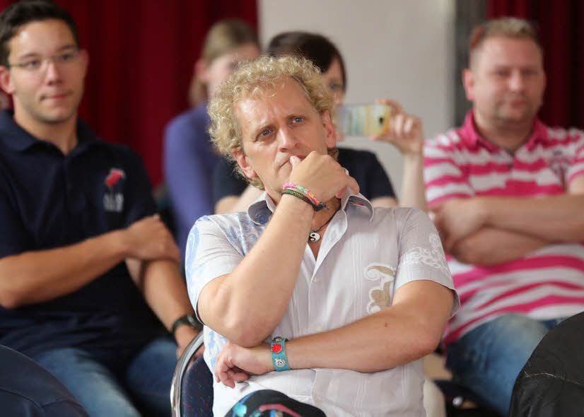 Chris Murray mit kritischem Blick im Zuschauerraum.