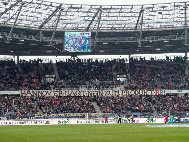 Hannovers Fans zeigen vor dem Spiel unter anderem das Banner „Hannover sagt Nein zum Produkt RB!”. Foto: Peter Steffen