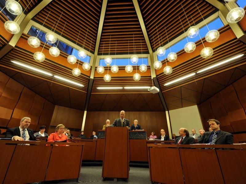 Oberbürgermeister Simon Faber im Flensburger Rathaus. Foto: Carsten Rehder/Archiv