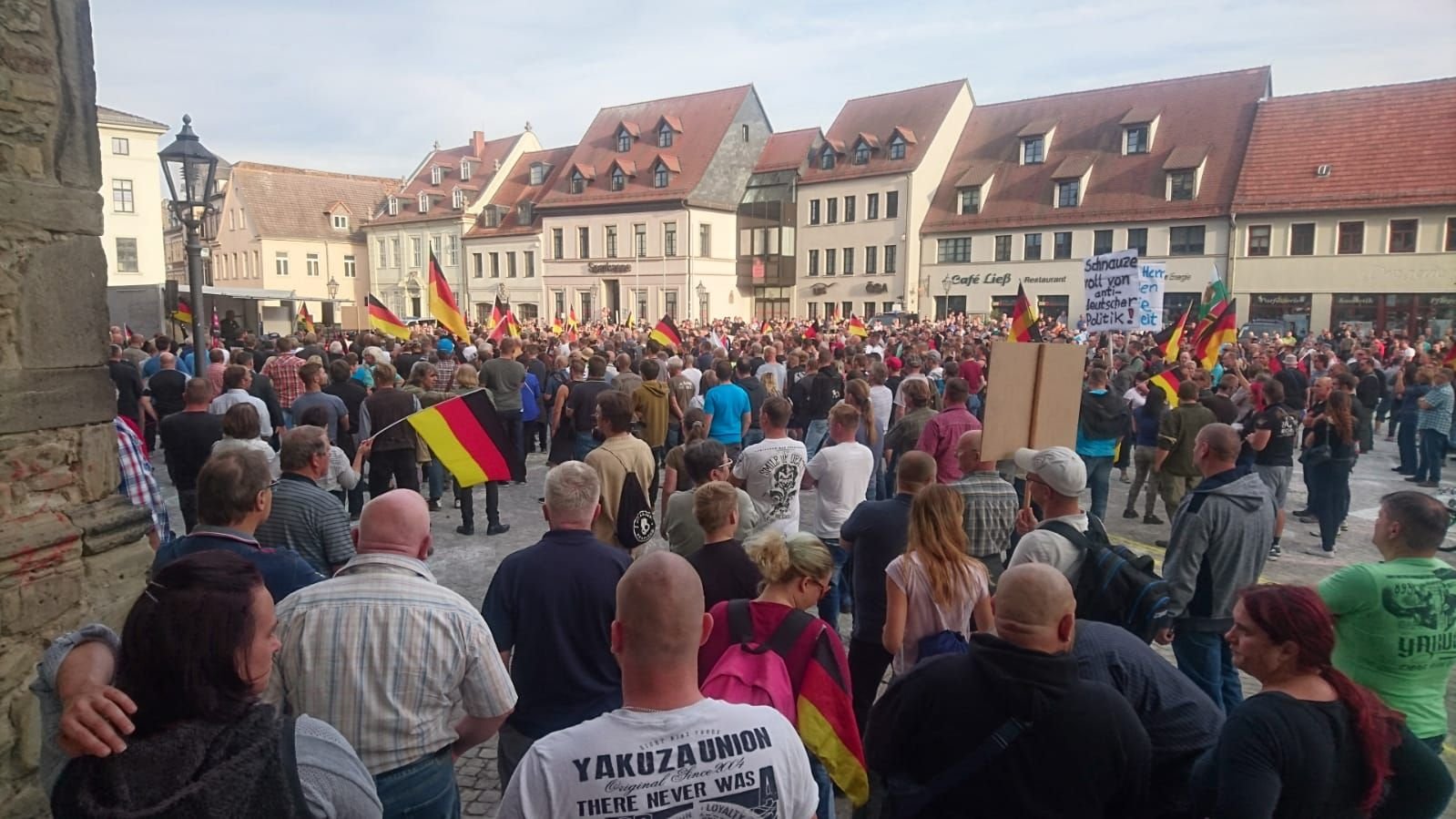 Teilnehmer der rechten Demonstration auf dem Marktplatz in Köthen.