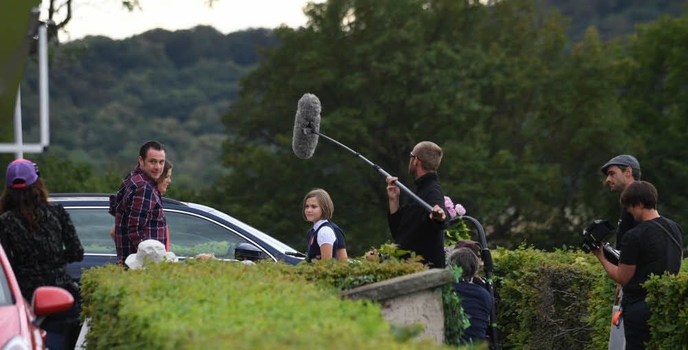Es wird gedreht! Laila und Rosa Meinecke stehen mit ihren Film-Eltern Sascha Vollmer und Jessica Schwarz am Schloss Burgscheidungen.
