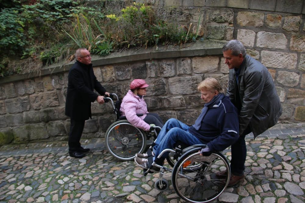 Oberbürgermeister Frank Ruch (v.l.) tastet sich mit Ute Kittel den Schlossberg hinab. Klaus Stegmann und Jens-Uwe Lilienthal fahren lieber vorwärts.