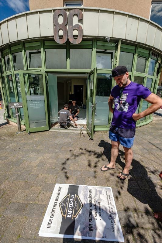 Alexander Dorn vor seinem künftigen Kaffeehaus