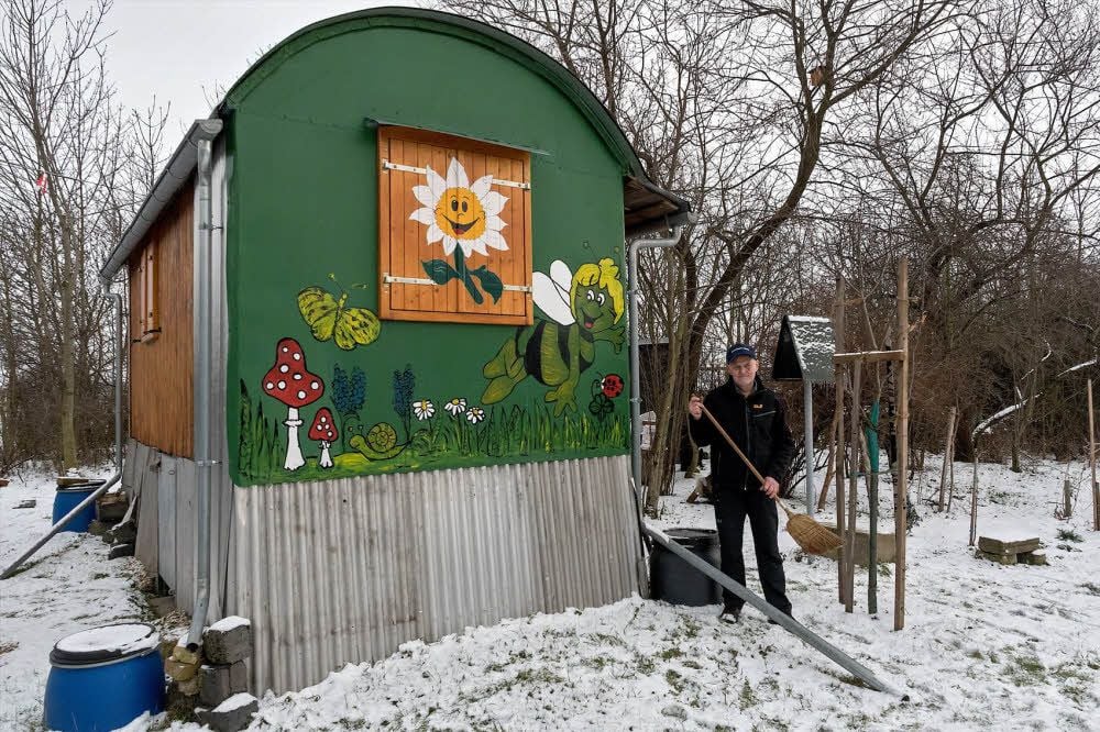 Harald Krahmer befreit das Zuhause seiner Bienen von Schnee.
