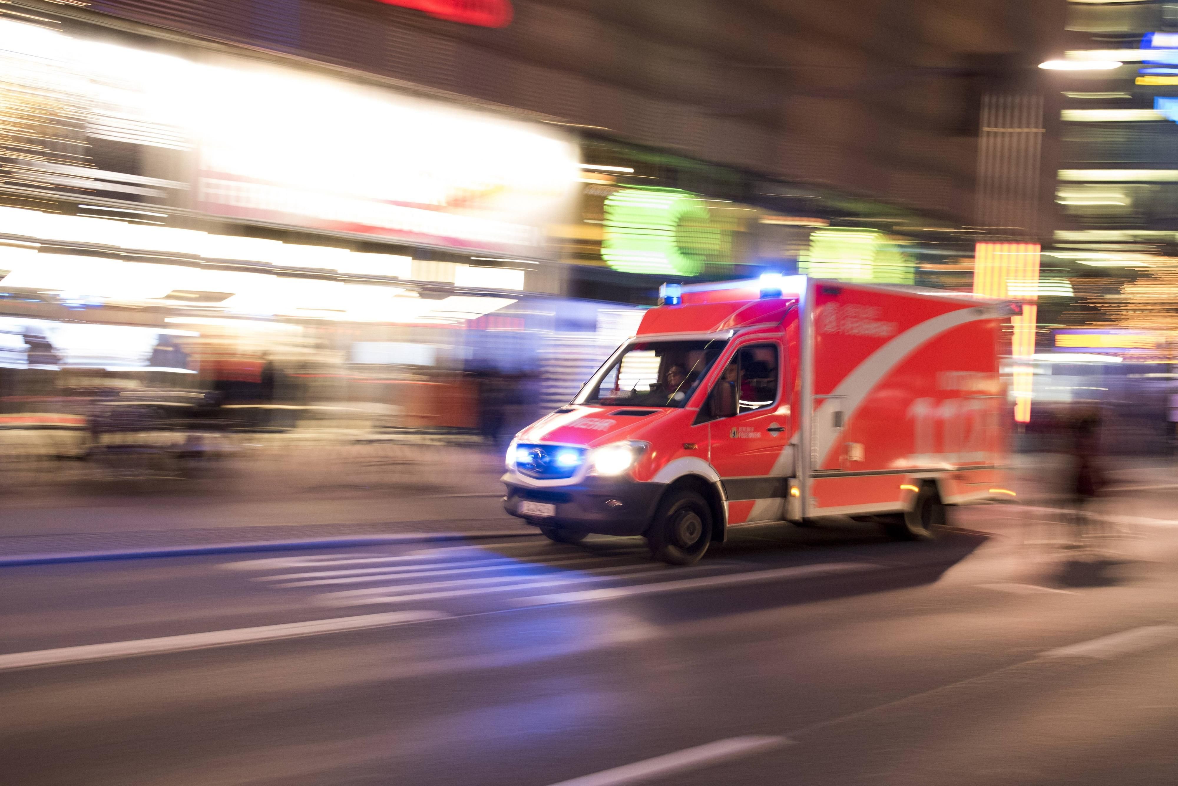 Ein Rettungswagen unterwegs zu Einsatz. (Symbolbild).