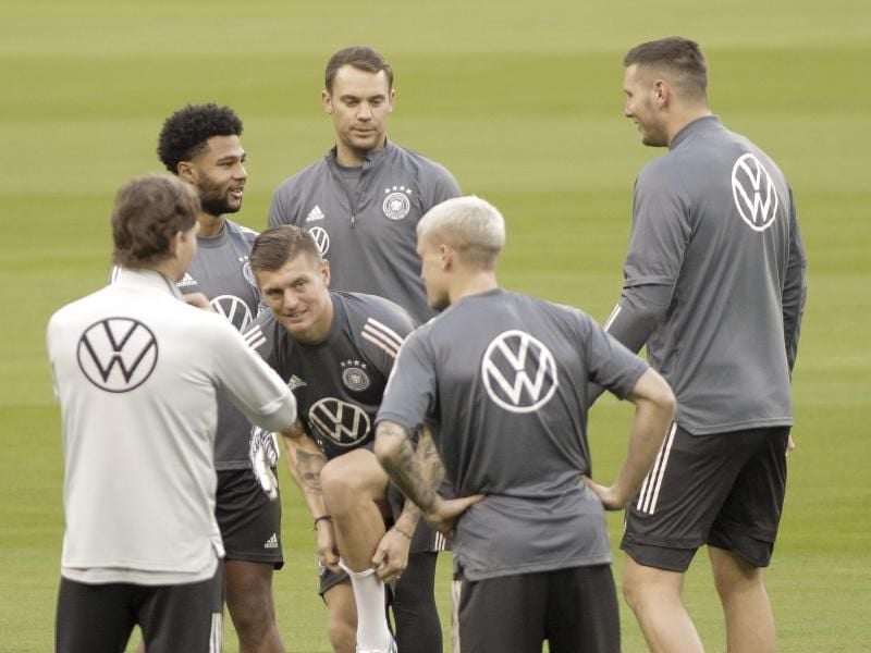 Beim Abschlusstraining hat Bundestrainer Joachim Löw (l) einige Spieler des DFB-Teams versammelt. Foto: Daniel Gonzales Acuna/dpa